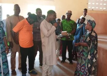 la FederatiomDenkadi de DABOLA a procédé ce jeudi 23 mars 2023 á la remise du matériel de la maison digitale de Kankama